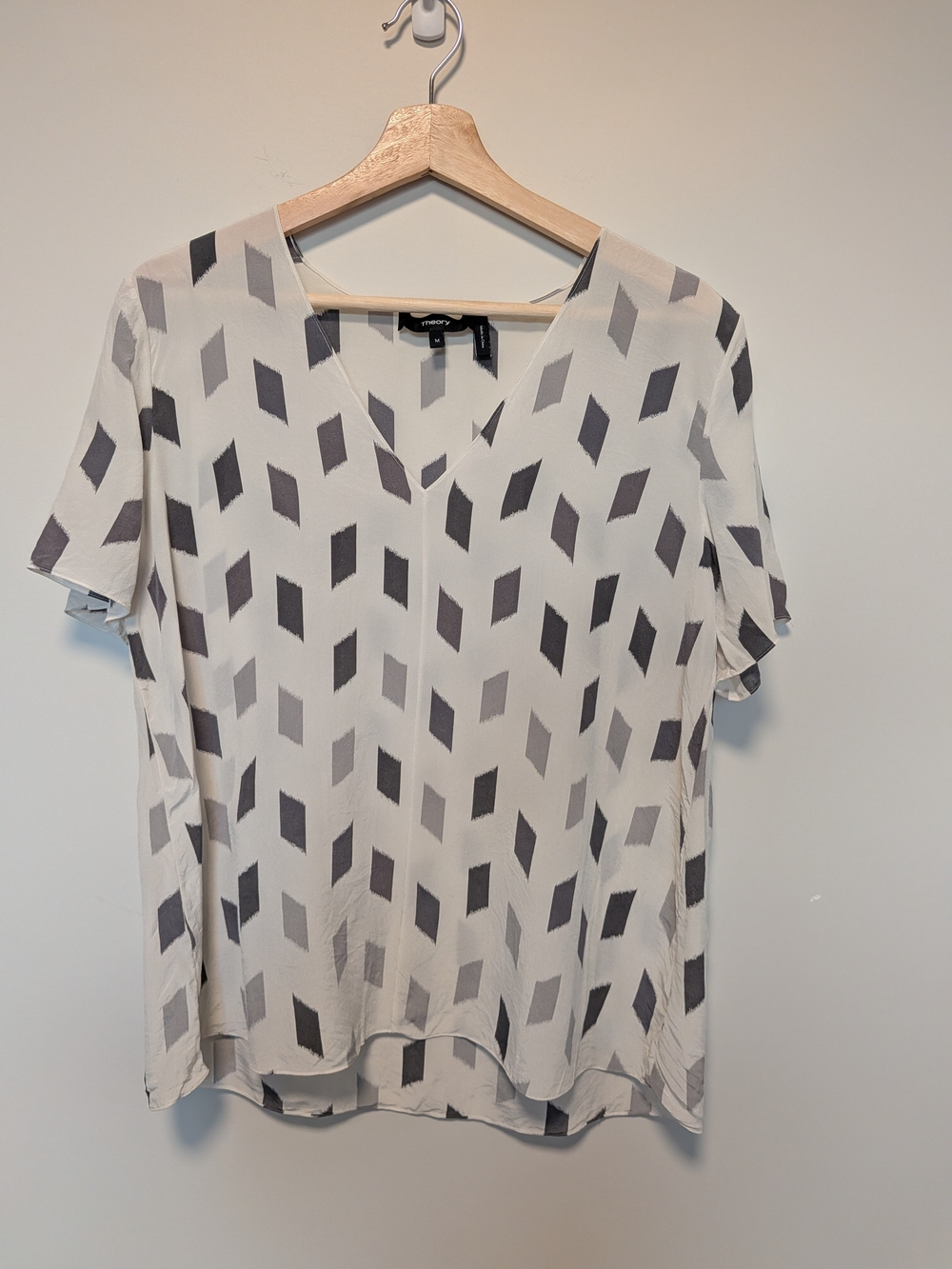 Theory White V-Neck Short Sleeve Top with Gray Geometric Print